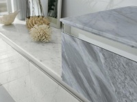 Façade de meuble en marbre Blanc Carrare. Meuble Altamarea 360 Gradi.