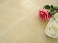Vente de sol en marbre Crema Marfil
Dalles de 60xx40 finition vieillie.
Livraison à Paris 75
