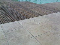 Dallage de terrasse de piscine en pierre naturelle Ampilly Antique 
Bandes libres de 50cm x 2cm.
Chantier en Région Paca