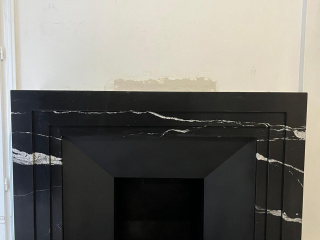 Cheminée comptemporaine en marbre noir veiné blanc mat, Nero Marquina